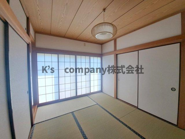 明るく、掃き出し窓からは庭に出ることができます☆