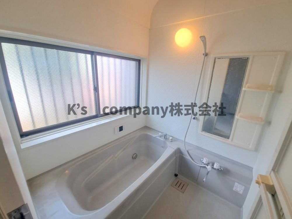 換気に嬉しい大きな窓のある浴室☆