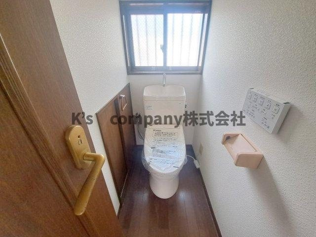 窓があり、明るく清潔感のあるトイレです☆