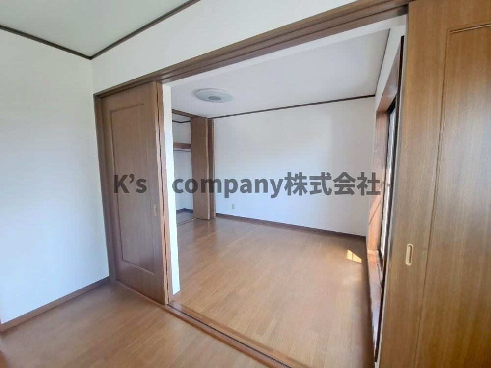 2F洋室は間仕切りで2部屋としても、大きい1部屋としても使用できます☆