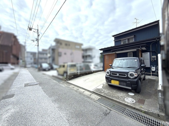 青空に映えるスタイリッシュな外観！駐車もしやすいカースペース。