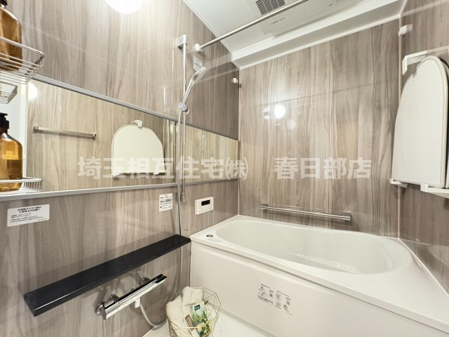落ち着いた雰囲気でゆったりくつろげるバスルーム。浴室物干し付きで雨の日のお洗濯物も安心です♪