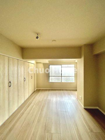 【寝室】心と体をゆったりと安らげる主寝室。寝室のゆとりが大きい分だけ、暮らしの安らぎは深まります。一日の疲れを癒すだけでなく、ご夫婦の親密な語らいを紡ぎ出します