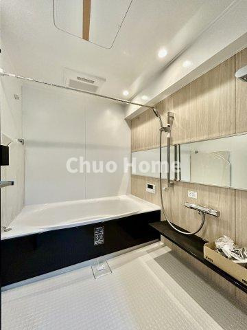 【バスルーム】暖房換気乾燥機付きシステムバスルーム。暖房・冷風・換気・乾燥など、毎日を快適に過ごせるうれしい機能が揃っています。雨の日の洗濯物も安心です。