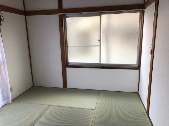 2面の窓から心地よい風を通して換気でき、就寝時も快適。
