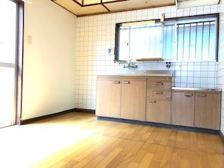 大きめの窓からしっかり換気ができるキッチンで、調理も快適。