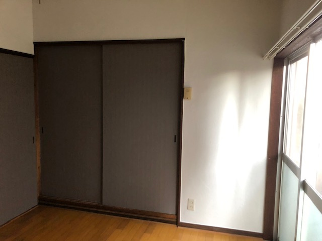木目調のフローリング。お手入れがしやすく掃除も快適。