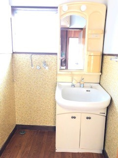 鏡の横に便利な収納棚が付いた洗面台で、朝の身支度も快適。