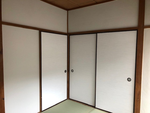 白を基調とした戸の収納スペースで、衣類をすっきり隠せる。