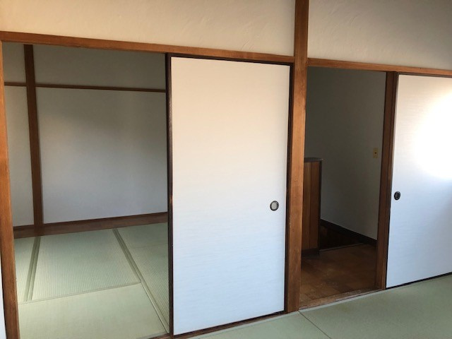 2つの居室が繋がる間取りで、引戸を開ければ開放的に生活。