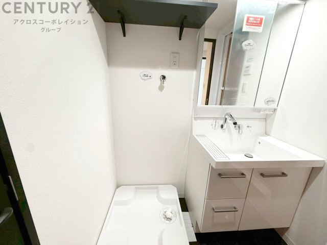 洗濯物の仕分け作業がしやすく、整理整頓が容易になります。洗濯音や湿気を他の部屋に持ち込まず、生活環境を快適に保ちます。上部を活用すれば収納スペースを確保でき洗剤や洗濯用品の整理もしやすくなります。