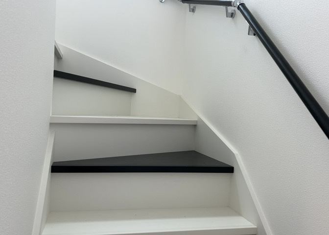 建物の上下階の通路である階段は、その位置によって動線や室内の印象が大きく左右されます。手摺にも重要な役割があり、転倒の防止・歩行や動作を円滑にして日常生活を支えることを主な目的として設置されています。