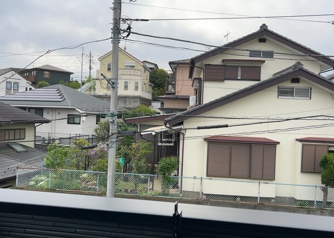 眺望を気にして物件を探す場合、前面に建物が建っていないか現地で確認しましょう！前面に建物があると景色はもちろん、日当たりや風通しにも影響が出てきます。住んだ時のことを想像しながら現地見学をしましょう。