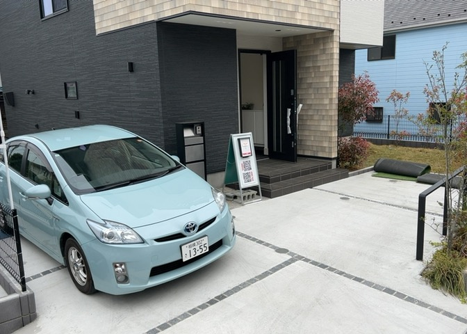 駐車場と明記されていても、最小スペースでつくられた駐車場だと大型車は駐車できなかったり、出入りしにくくなったりする可能性があります。お車のサイズと購入したい物件の駐車場のサイズを現地で確認しましょう。
