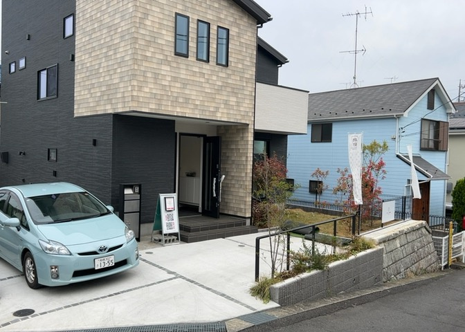 住宅用の土地では前面道路に2m以上接していなければならないと法律で定められています。しかし、お持ちの車のサイズやライフスタイルなどにより、2mでは利便が悪い場合もございますので、事前に確認しましょう。