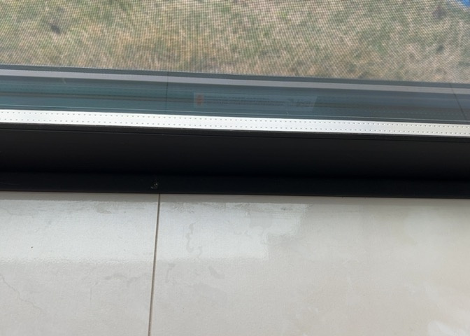 サッシとは、ガラス窓に使用される金属製の窓枠のことです。一般的に住宅建築では、金属製建具工事の段階で備え付けるもので、ガラス類や玄関、バスルームのスチール製のドアなどと同じタイミングで工事を行います。