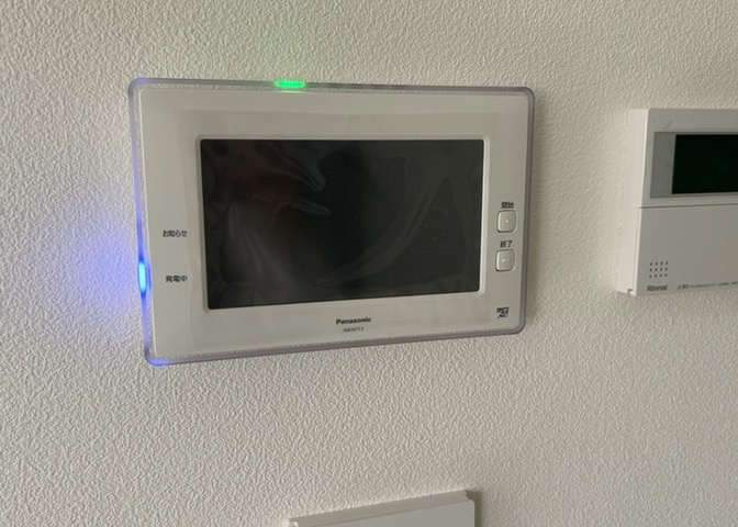 モニターで来訪者を確認して、目的が分からない場合はインターホンを通じて室内から会話することができます。怪しいと感じた場合はインターホン越しにお帰りいただくことができるので、直接会うことがなく安全です。
