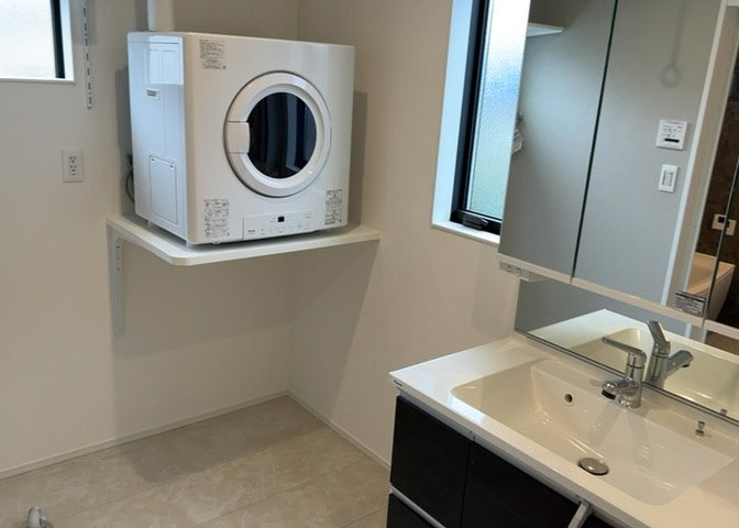 多くの戸建て住宅で見かける洗面脱衣所は、洗面台と洗濯機が2畳ほどのスペースに並べられていて、洗面所が脱衣所を兼ね備えている間取りが一般的です。お客様が利用することもある、パブリックな空間でもあります。