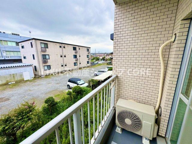 気持ちのいい空が見渡せる広いバルコニー。通風・採光にも優れ、心地よい光と風があふれています。　