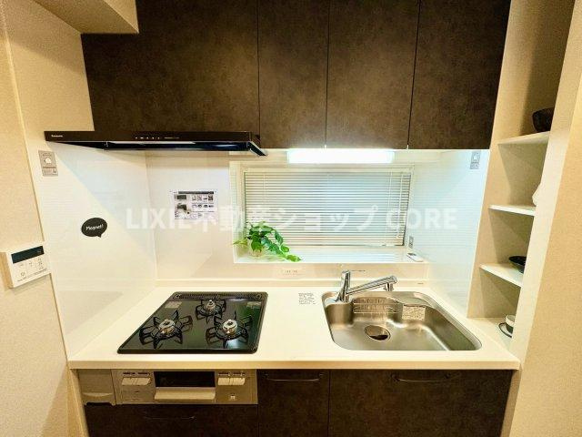 三口コンロで、お料理の効率もアップ！使い勝手の良さを考えました。お洒落なシステムキッチンです。　