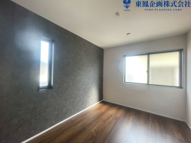 2階洋室6帖／アクセントクロスを使用したお洒落な空間♪