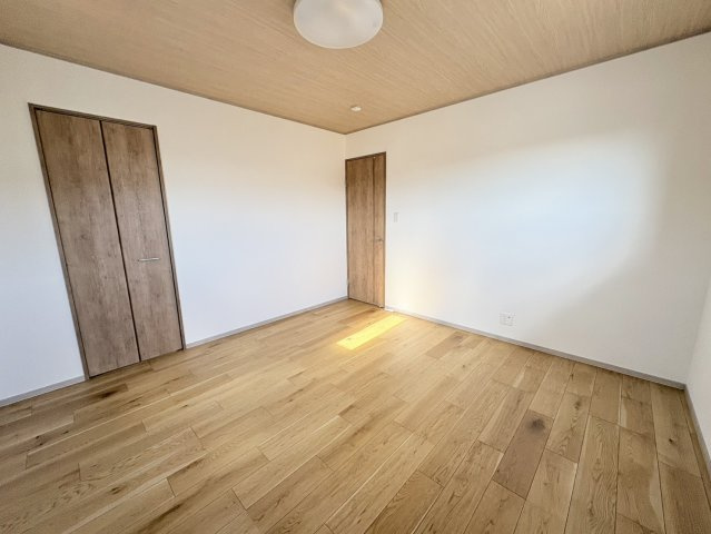落ち着いた雰囲気の2階洋室は、シンプルで使いやすい間取りが魅力。クローゼット付きで収納力もあり、衣類や荷物をすっきり整理できます。主寝室や子ども部屋など幅広く活用できる使い勝手の良い一室です。
