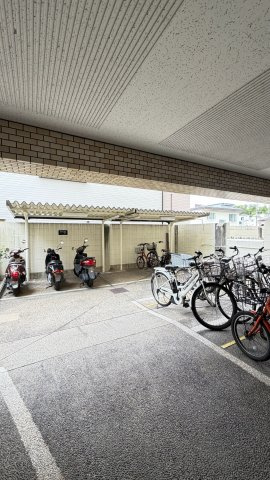 バイク置き場　自転車置き場