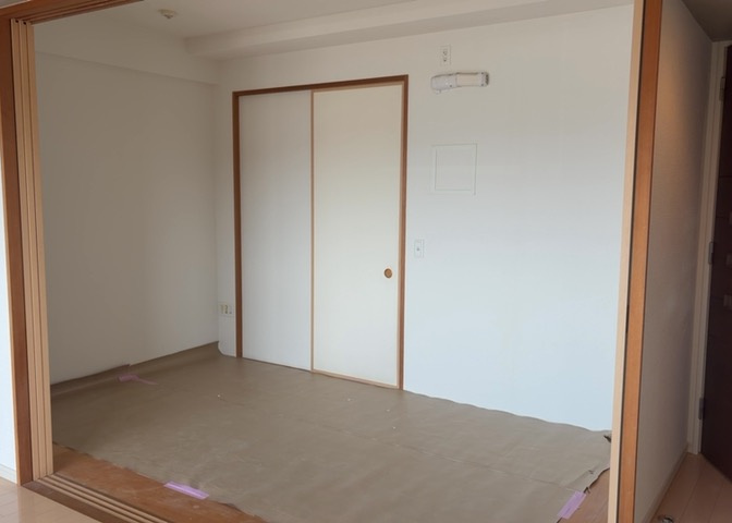 中庭（パティオ）とは、一つの建築物の内部に設けられた、壁などで囲われている庭のことを指します。コの字型、ロの字型が主流ですが、L字型の中庭もあります。最近では、インテリア性の高さからも人気があります。