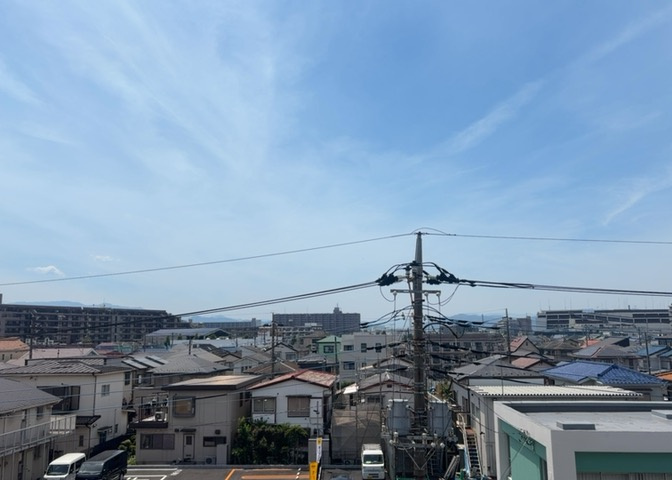 エントランス付近に設置されている集合ポストは、住んでいる部屋と離れているため、ポストをあさるなど誰かに何かされていても被害に気づきにくいです。入居する時には他人に特定されにくい番号で鍵をかけましょう！