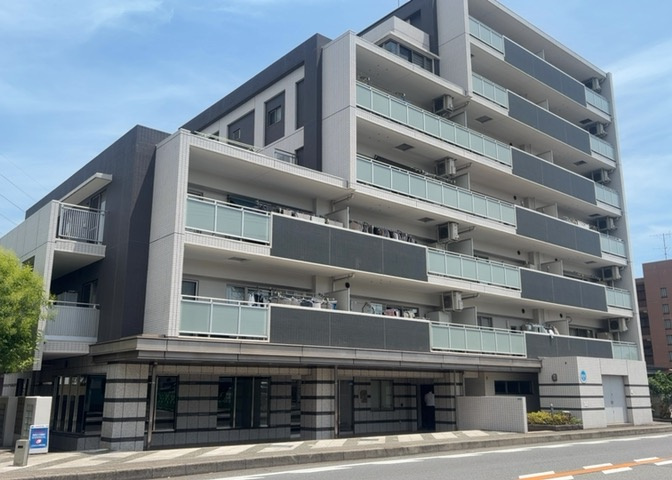共用部分は、一棟の建物に住む区分所有者全員が共同で所有するとし、共用部分の管理、補修などは、区分所有者で形成される管理組合が行います。個人の判断で勝手に変更することはできませんので覚えておきましょう。