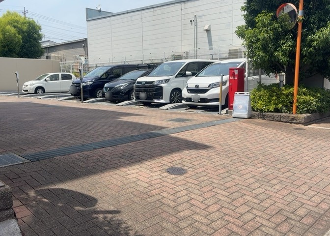共有部分は、住民なら誰もが使える設備のこと。例えば駐車場やエレベーター、インターネット設備、セキュリティ設備などがあります。他にも、マンションの廊下・外部階段やエントランス・ゴミ置き場などがあります。