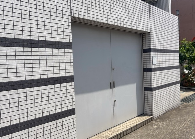 ＲＣ造、Reinforced　Concreteは直訳すると補強されたコンクリートです。主に柱や梁・床・壁が鉄筋とコンクリートで構成おり、鉄筋を組んだ型枠にコンクリートを流し込んで固めたものを指します。