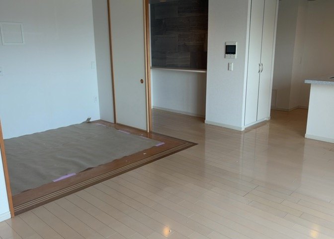 一般的なバルコニーは、奥行1.5ｍ程ですが、ワイルドバルコニーは2ｍまで広がっています。そのため洗濯物の間隔をあけ干すことができ、乾きやすいというメリットや、ガーデニングが楽しめる等の特徴があります。
