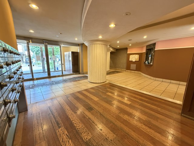 円柱が際立つホテルライクなエントランスホール　重厚な丸柱と優美な天井曲線、温かなライティングが包み込む上質な共用空間。オートロックや宅配ボックスなど、安心と便利さを兼ね備えた住まいの玄関口です。