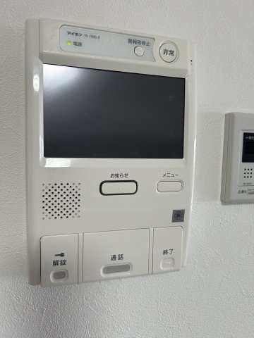 玄関のドアを開けることなく来客の顔や声を確認できるので安心して対応できますね。