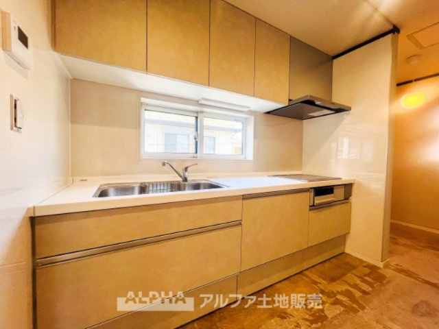 【Kitchen　Top】　◆キッチンTOP◆は大理石調の滑らかですべすべした表面を採用。ホワイト・キッチンTOPで調理しテーブルに並べる。食する料理に家族が舌鼓を打ち自然と笑いが絶えない場所になる。