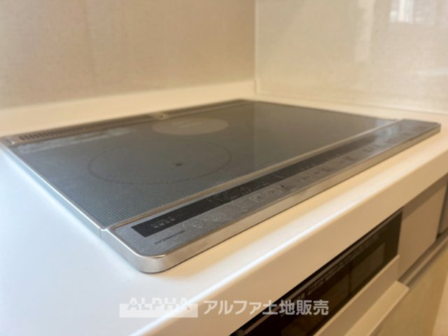 【IH　cooking　heater】　◆IHクッキングヒーター◆火を使わず調理できる為、小さなお子様が居ても安心のアイテム。お掃除もサッとひと拭きで綺麗になるので楽チンですね。