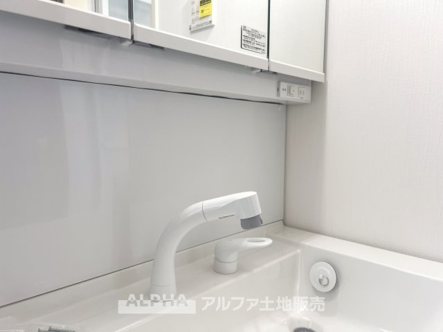 【trifold　mirror】　◆三面鏡◆身支度には、歯ブラシ・コップ・化粧品類など様々な小物を使用するので散らかってしまいがち。鏡の裏収納でたっぷり収納して生活感を隠し、スタイリッシュな空間に。