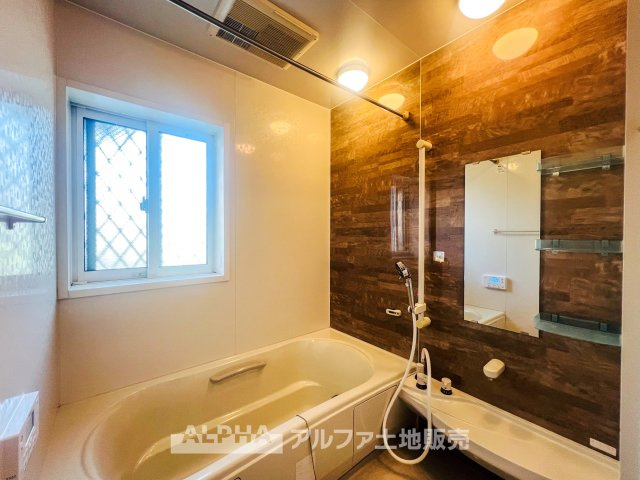 【Bathroom】　◆浴室換気乾燥機付きUB◆雨に日でも洗濯物が乾かせ、同時に室内を乾燥させる為、カビ、汚れの発生を抑えます。暖房機機能があり冬場は入浴前に暖め可能でとても重宝します。