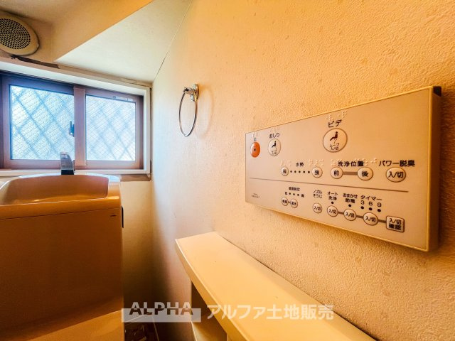【Warm　water　flush　toilet】　◆温水洗浄便座付きトイレ◆お掃除も楽々。快適に過ごすためには今や欠かせない設備の一つです。壁掛けリモコンで使いやすくいつでも清潔に保てます。