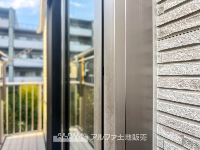 【outward　appearance】　◆バルコニー◆家から望む空はブルースカイ。隔てるものは何もなく、そこにあるのは青い空と白い雲の景色がこの街の彩りを演出している。