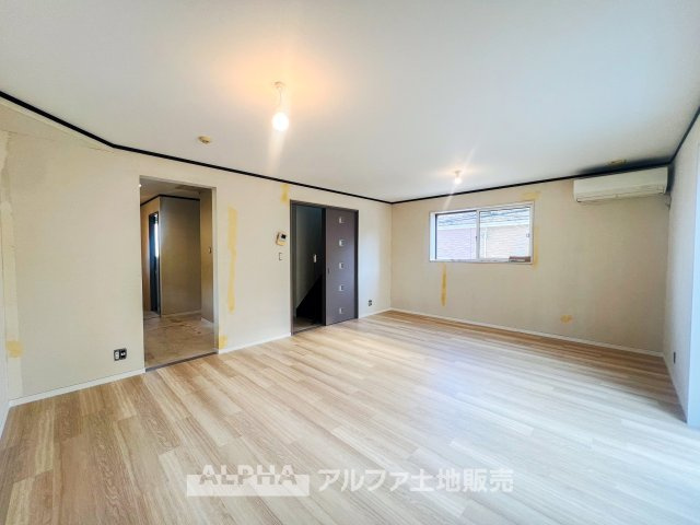 【Livingroom】　◆爽やかな空間◆窓をあけるとリビングに通り抜ける清々しく心地よい冷涼なそよ風がこの空間を涼しくしてくれる。風通しの良さは人にとっても家にとっても健康的で気持ちいいものです。