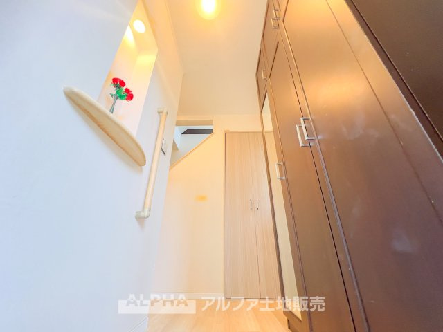 【Shoes　cloakroom】　◆シューズクローク◆帰宅し玄関を入ると容量たっぷりなシューズクローク。そこにはお気に入りのチャカブーツやジョンロブのストレートチップを眺める。そんな時間も悪くない。