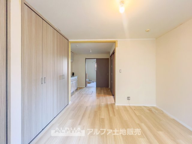 【The　situation】　◆シチュエーション◆リビングルームのドアを開くと、窓から飛び込むのは緑と光の風光明媚な景色。僕の目に映るは、ここで家族と会話をワイワイガヤガヤ楽しんでいる様子。