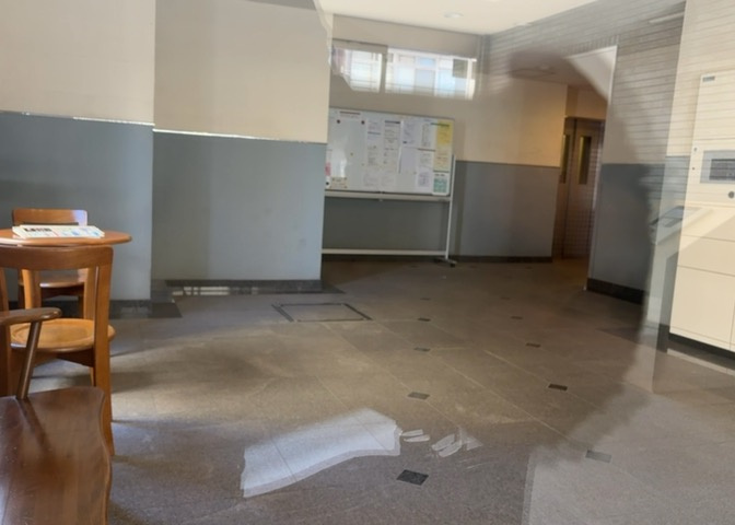 ラウンジは、マンションの共用スペースに椅子やテーブルなどを配置した利用者が寛げる空間です。屋内型ラウンジと屋外型ラウンジがあります。共用部分の管理状況と合わせて、詳細については現地でご確認ください。