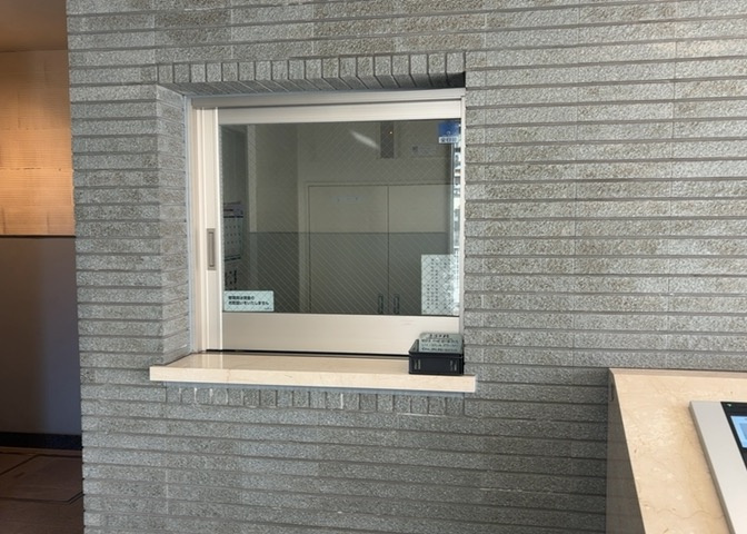 受付はマンションコンシェルジュがいる場合もあれば、管理人が滞在する小部屋を総称して呼ぶことがあります。主にエントランスに設置されていることから、防犯面でも期待ができます。防犯設備がない場合はより安心！