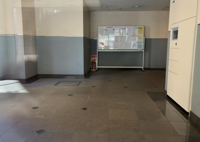 ロビーというと、エントランスと何がちがうの？と思いますよね。実はロビーとエントランスには明確な決まりはありません。物件によっては、エントランスを入って広がるある程度の広さのある空間がロビーとなります。