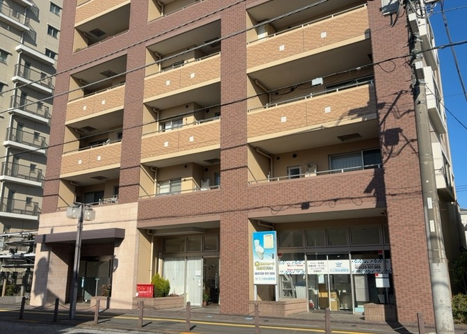 道幅が広い場所は日当たりや風通が良好です。幅が広いのですれ違いも可能ですし大きな車でも駐車可能！一方で、大型車が通ることも多くなるため交通量の増加により騒音に繋がります。また土地の値段が高くなります。