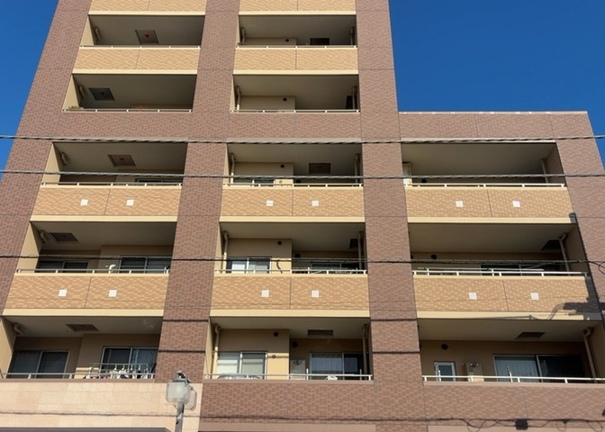 ＲＣ造、Reinforced　Concreteは直訳すると補強されたコンクリートです。主に柱や梁・床・壁が鉄筋とコンクリートで構成おり、鉄筋を組んだ型枠にコンクリートを流し込んで固めたものを指します。