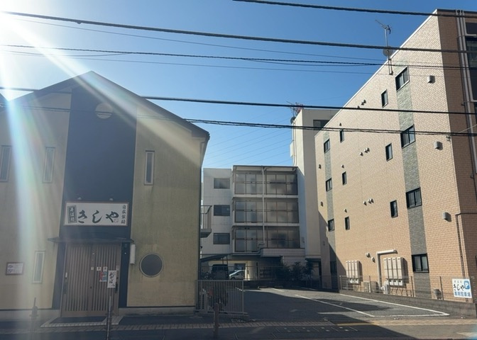 景色重視でお家選ぶをするとスーパーが遠い！学校が遠い！など生活をするうえで利便性で困ることもあります。まず一度現地を見学する際に、周辺の施設などがあるかを確認し、暮らし始めた後のことを想像しましょう。